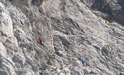 67 Gli alpinisti sono ancora impegnati in parete...